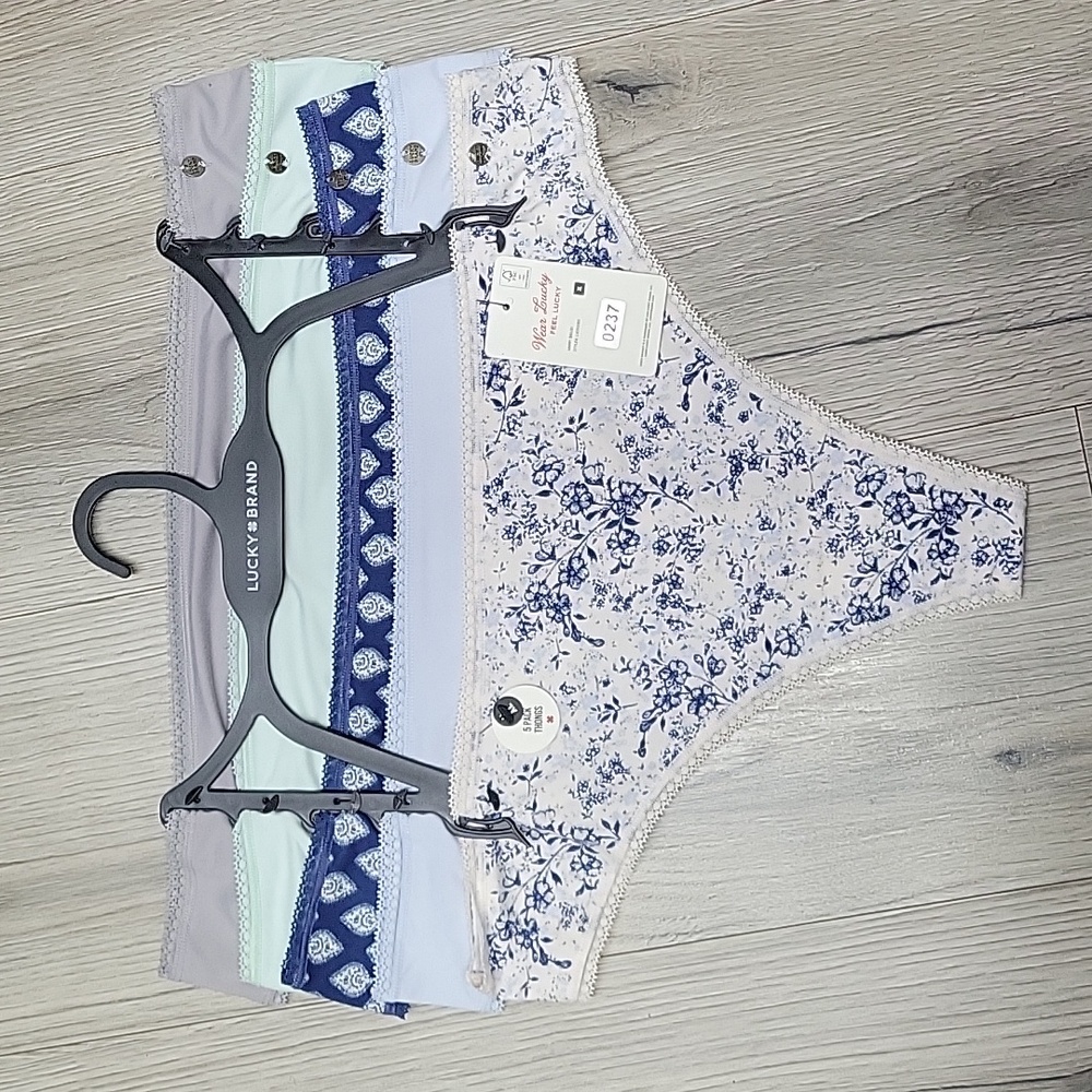 LUCKY BRAND THONGS.